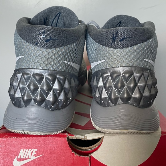 Nike Kyrie 1 Wolf Grey men’s size 10, basketball shoe - Picture 4 of 7
